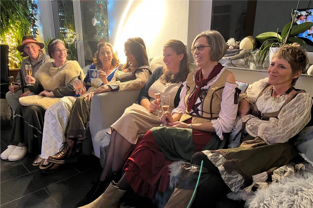 Gabriele Ridderskamp-Bonfiglio verwandelt sich in Aschenbrödel In Verkleidung schaut die Frauenrunde "Drei Haselnüsse für Aschenbrödel".