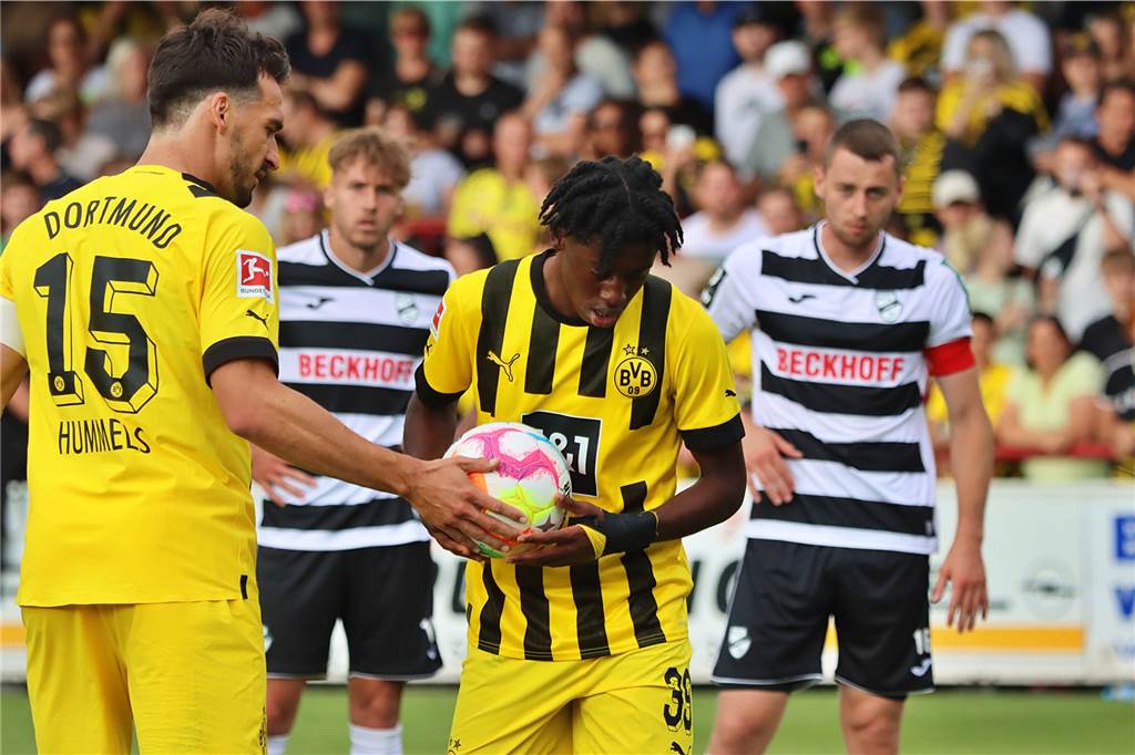 BVB-Trainingslager in Bad Ragaz: Darum verzichtet Edin Terzic auf Prince Aning In Verl überließ Mats Hummels den Elfmeter Prince Aning. Der BVB-Neuzugang traf zum 5:0-Endstand.