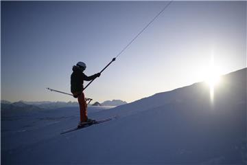 In vielen alpinen Skigebieten sorgt Neuschnee für sehr gute Pistenverhältnisse. Foto: Gian Ehrenzeller/KEYSTONE/dpa