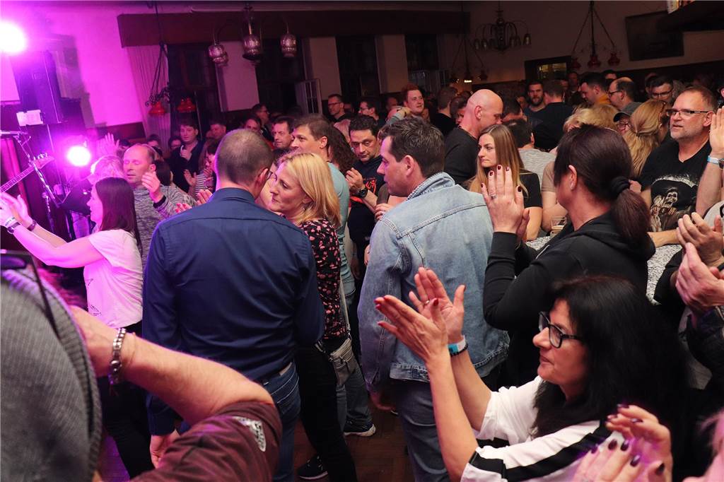 Gute Nachricht für Partypeople: Kneipennacht kehrt nach Selm zurück Menschen feiern bei der Kneipennacht in Selm.