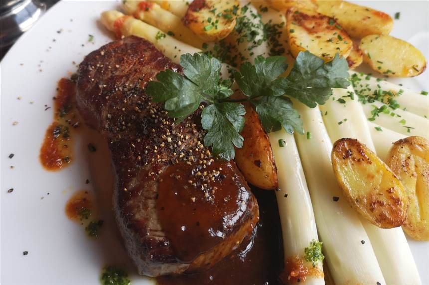 Diese Restaurants in Castrop-Rauxel bieten Ostermenüs zum Mitnehmen In vielen Restaurants wird an Ostern schon Spargel serviert.