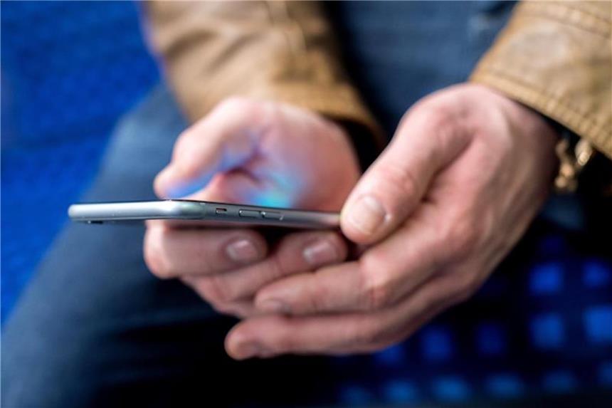 Mit Sprachassistenten arbeitet jeder fünfte Internetnutzer In vielen Smartphones stecken Sprachassistenten wie Alexa oder Siri. Jeder fünfte Nutzer macht von ihnen Gebrauch. Foto: Hauke-Christian Dittrich