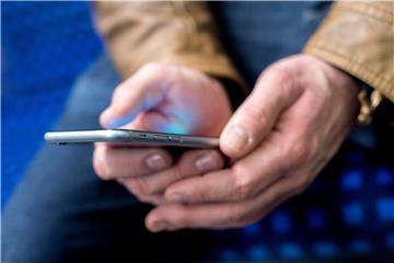 In vielen Smartphones stecken Sprachassistenten wie Alexa oder Siri. Jeder fünfte Nutzer macht von ihnen Gebrauch. Foto: Hauke-Christian Dittrich