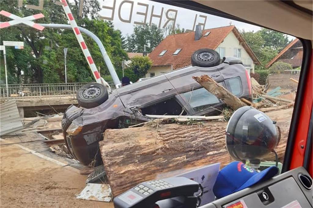 1000 Einsatzkräfte in Katastrophenregionen: „Beeindruckende Hilfsbereitschaft" In vielen Teilen gestaltete sich bereits die Anfahrt in die Krisengebiete als enorme Hürde.