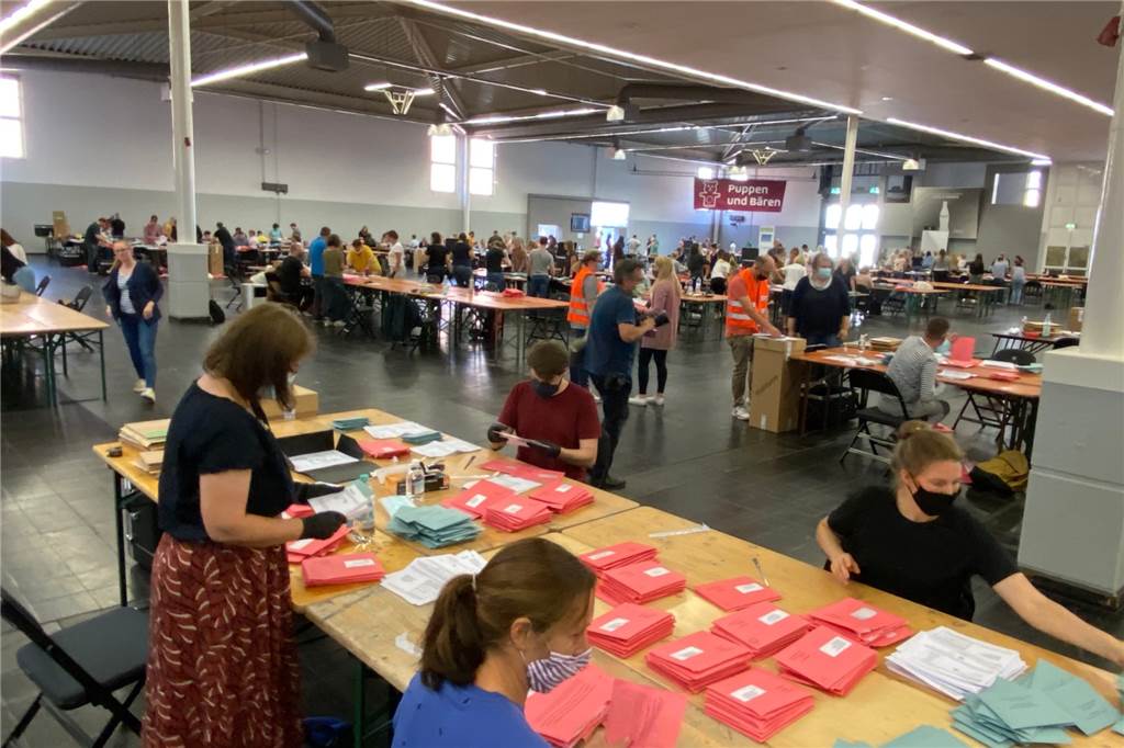 Stadt Dortmund wirbt um Wahlhelfer – und lockt mit Impfangebot In vier Messehallen wurden bei der Kommunalwahl im September 2020 von 2300 Helfern die Briefwahl-Stimmen ausgezählt.