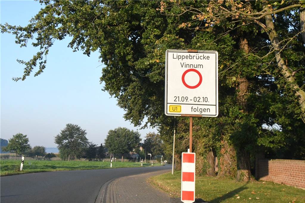 Lippebrücke bei Vinnum gesperrt: Nicht alle scheinen das zu glauben In Vinnum weisen Schilder darauf hin dass die Lippebrücke gesperrt ist.