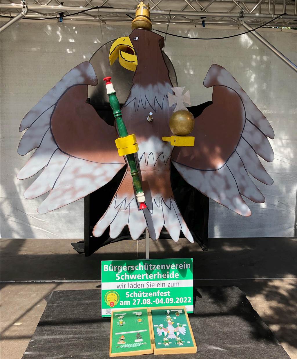 Corona verdammte ihn ins Exil – Vogel der Heideschützen endlich enthüllt In voller Pracht: der Schützenvogel mit beachtlicher Spannweite.