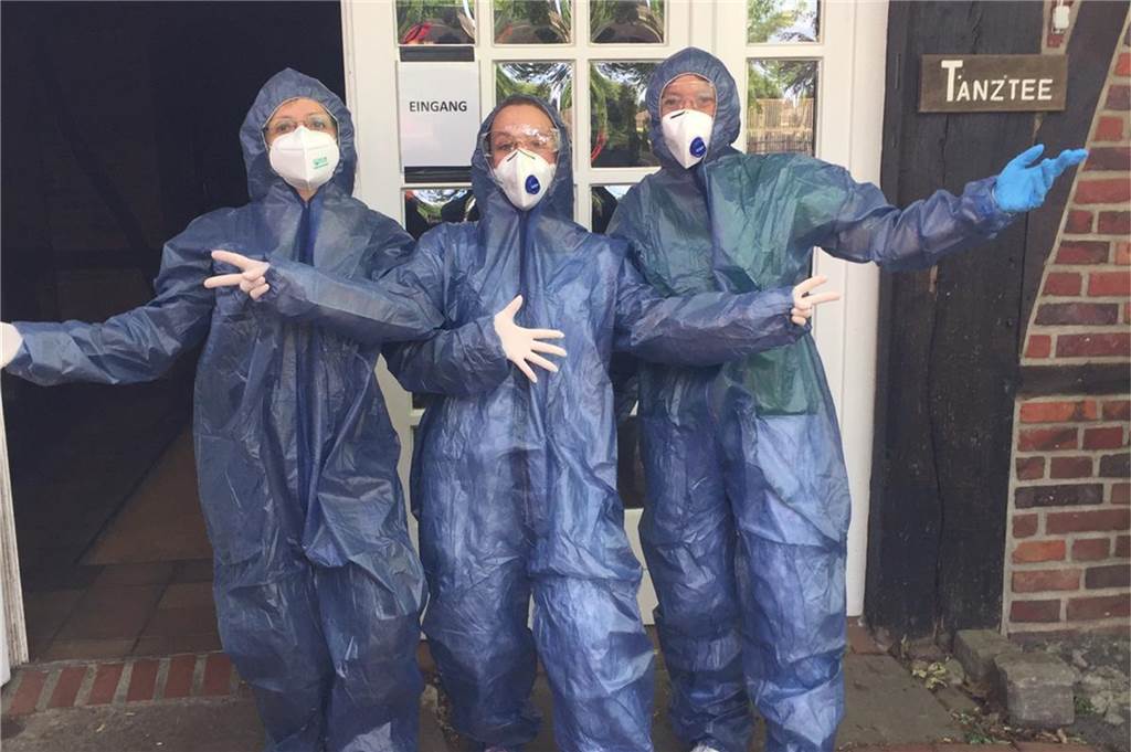 Corona-Behandlungszentrum im Dorf Münsterland schließt In Vollschutz arbeiten Ärzte und Medizinische Fachangestellten im Corona-Behandlungszentrum im Dorf Münsterland.