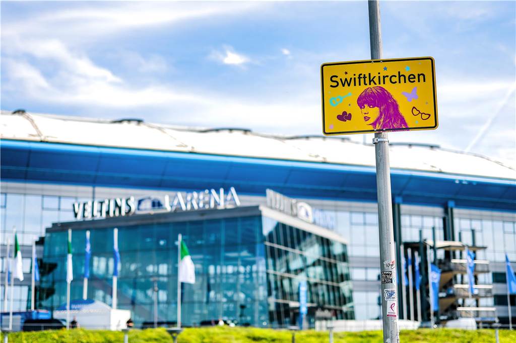 Taylor Swift in Gelsenkirchen: Stadt gibt Fans Tipps zur An- und Abreise Vor der Veltins-Arena hängt ein «Swiftkirchen»-Schild.