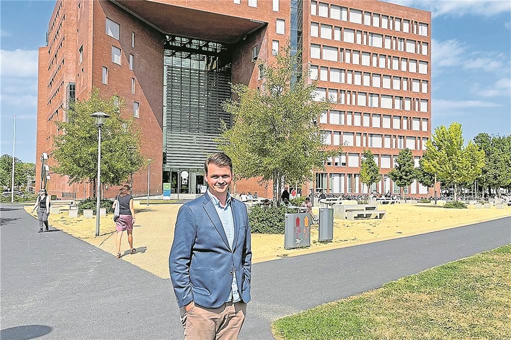 Landwirt Tobias Dalhaus aus Dorsten pendelt zwischen Hof und Hörsaal Ein Mann steht vor einem Gebäude