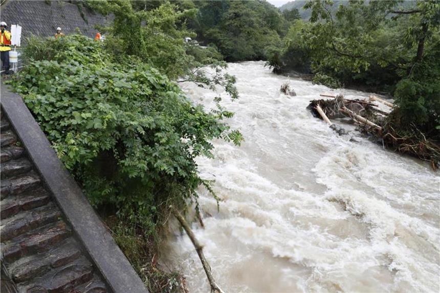 Unwetter in Japan - Hunderttausende müssen Häuser verlassen In weiten Teilen Japans wird vor Schlammlawinen, Überschwemmungen und Flüssen, die über ihre Ufer treten können, gewarnt. Foto: Shohei Miyano/Kyodo News/AP