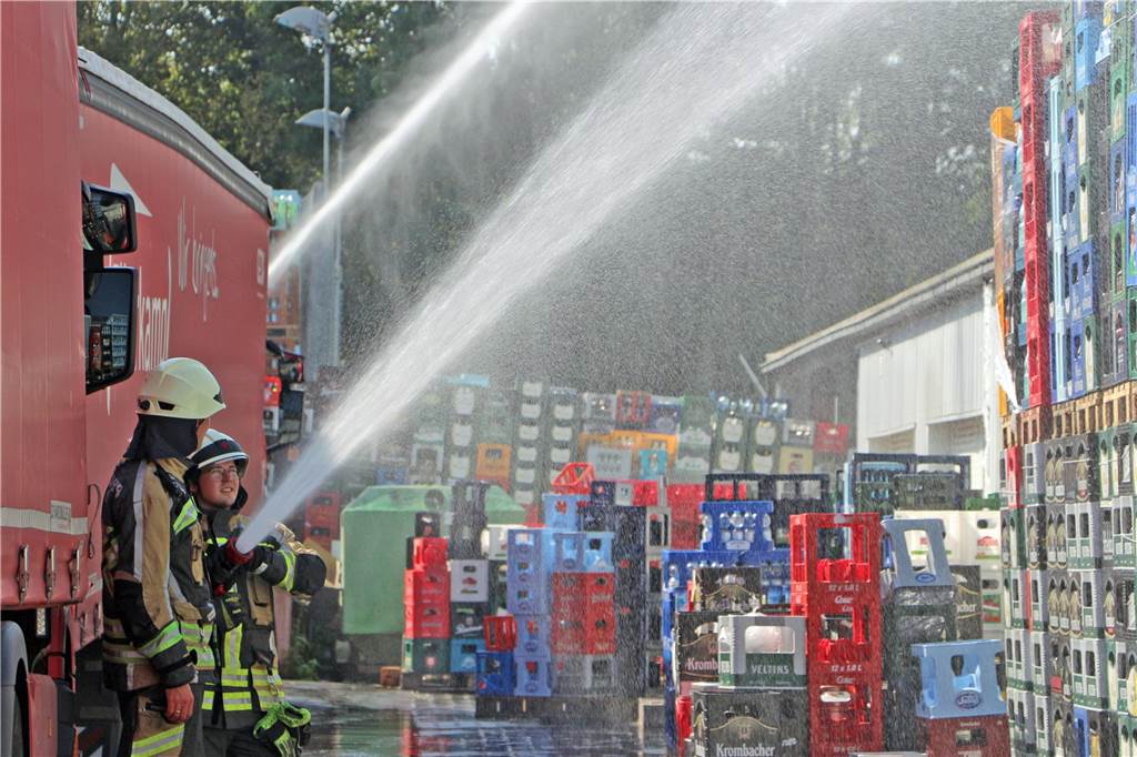 Halle in Vollbrand – Menschen in Gefahr: Hitze macht Übung zur Herausforderung In weiteren Schritten ging es darum, ein Übergreifen der Flammen auf ein benachbartes Gebäude zu verhindern und die Halle zu löschen.