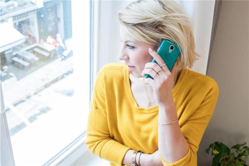 Smartphone wird daheim zum Festnetztelefon In wenigen Schritten lässt sich mit der geeingeten Technik ein Smartphone in ein Festnetztelefon umfunktionieren. Foto: Christin Klose/dpa-tmn