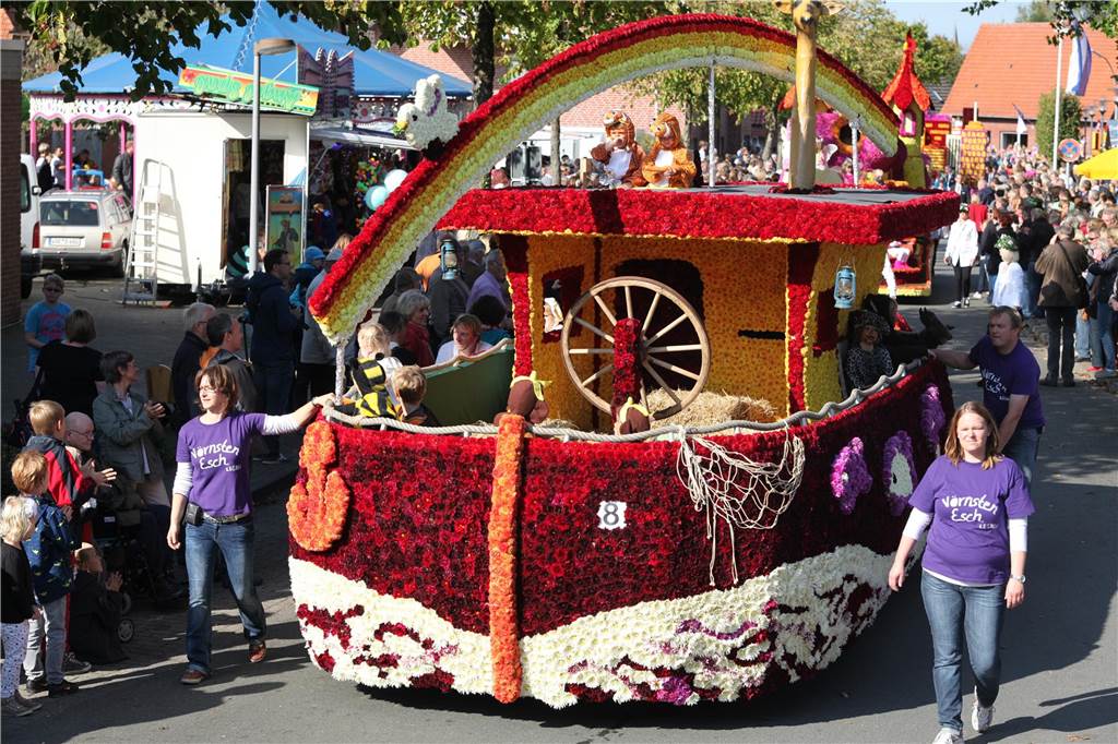 Blumenkorso: Schüler engagieren sich außerhalb der Unterrichtszeit Blumenkorsowagen