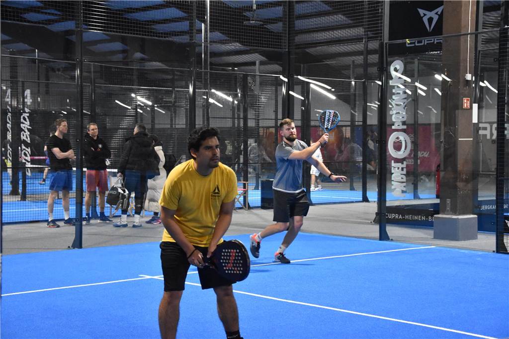 Juan Quiroz (l.) und Yannick Eisenbach beim Padeln.