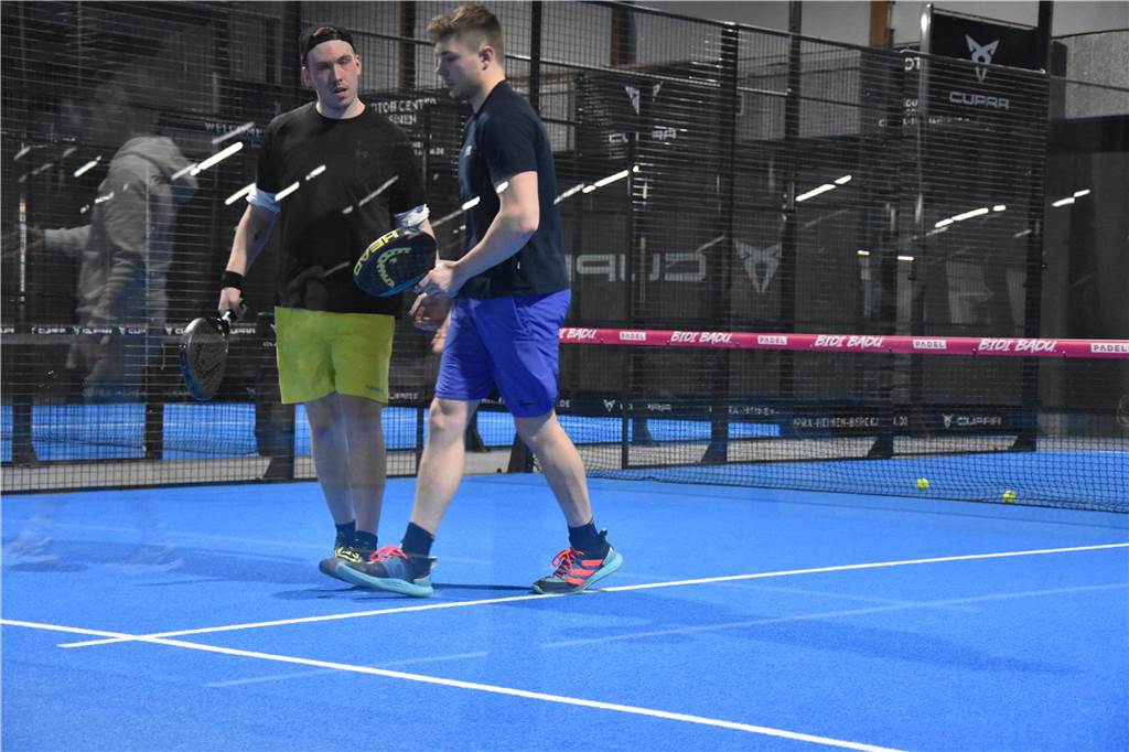 Zwei Padelspieler klatschen sich ab.