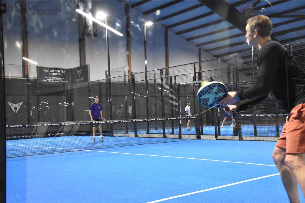 Zwei Padelspieler beim Spielen.
