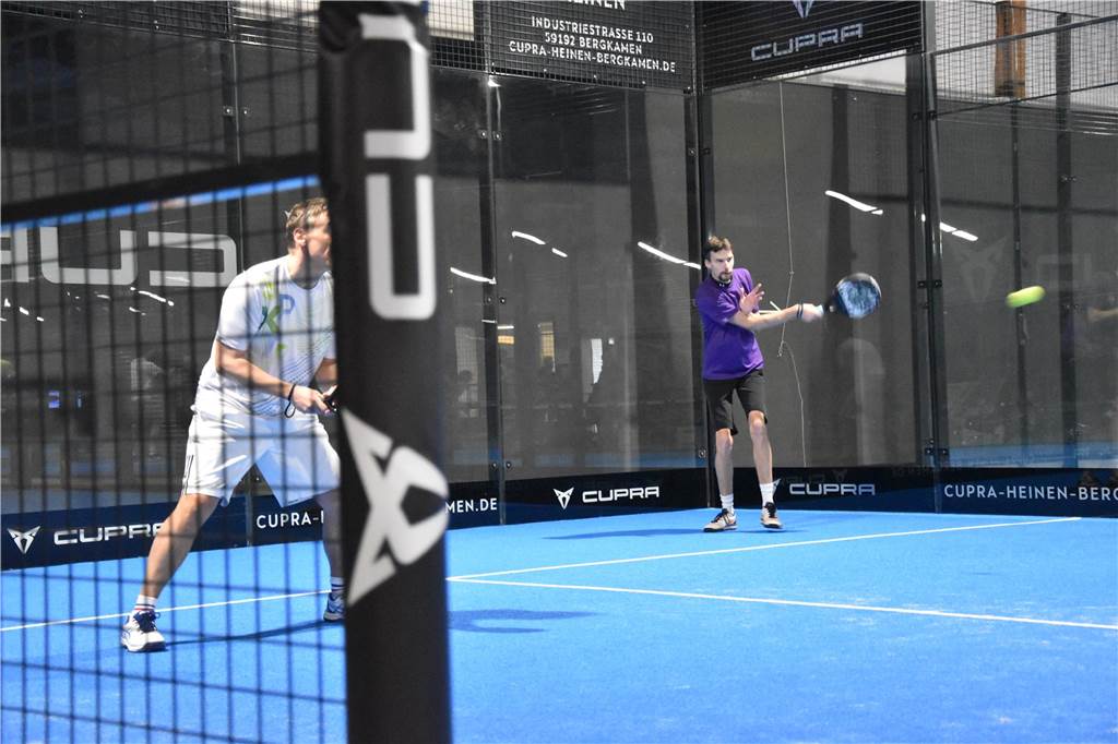 Zwei Padelspieler beim Spielen.