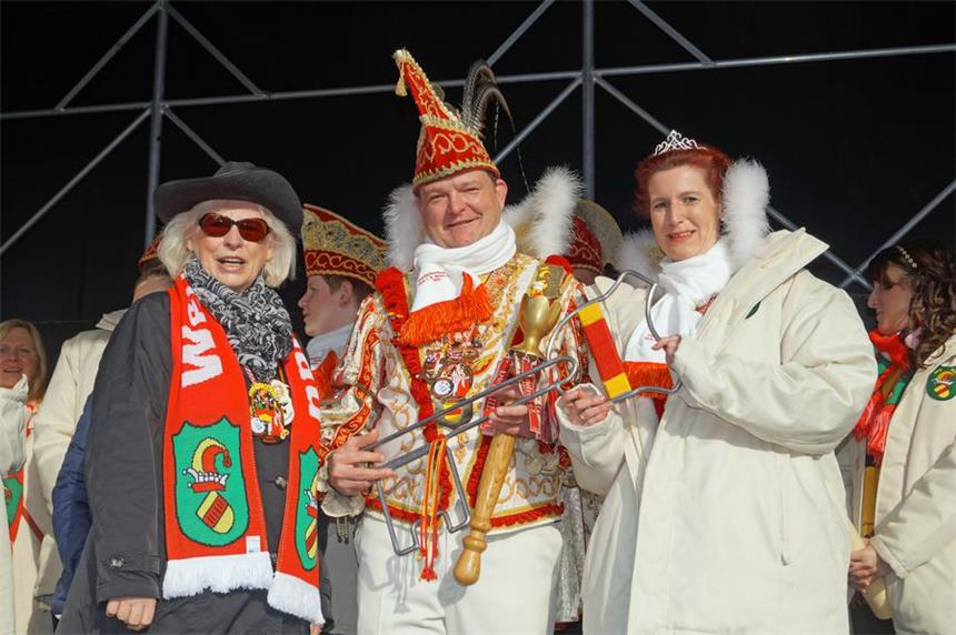 In Werne haben die Narren bis Aschermittwoch endgültig die Regentschaft übernommen. Obligatorisch übergab die Stellvertretende Bürgermeisterin Gudrun Holtrup auf der Bühne am Marktplatz den Schlüssel an das Prinzenpaar Stadtprinz Dirk I. und Melanie II. Foto Warnecke