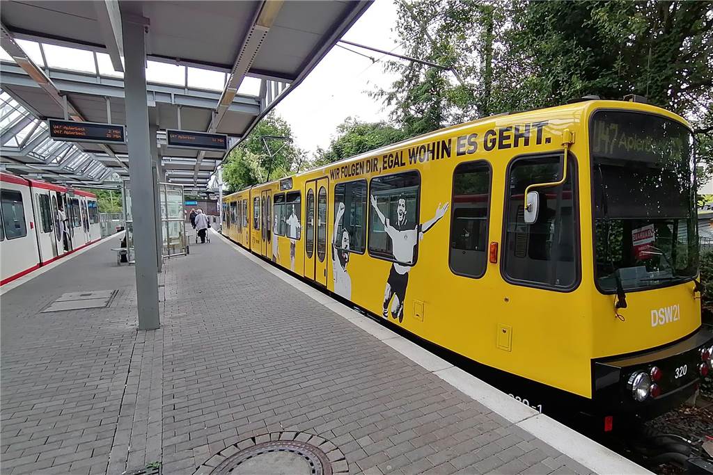 Bahnsteig der Stadtbahn-Haltestelle mit zwei U-Bahnen in Dortmund-Westerfilde. 