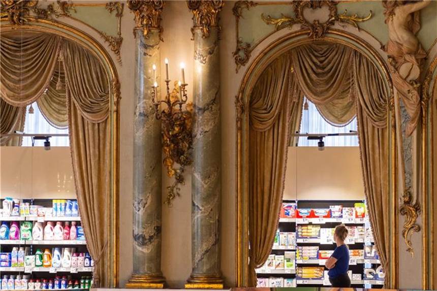 Einkaufen im Prunk: Staatstheater als Supermarkt In Wiesbadens Staatstheater wurde ein Supermarkt eingerichtet. Foto: Silas Stein