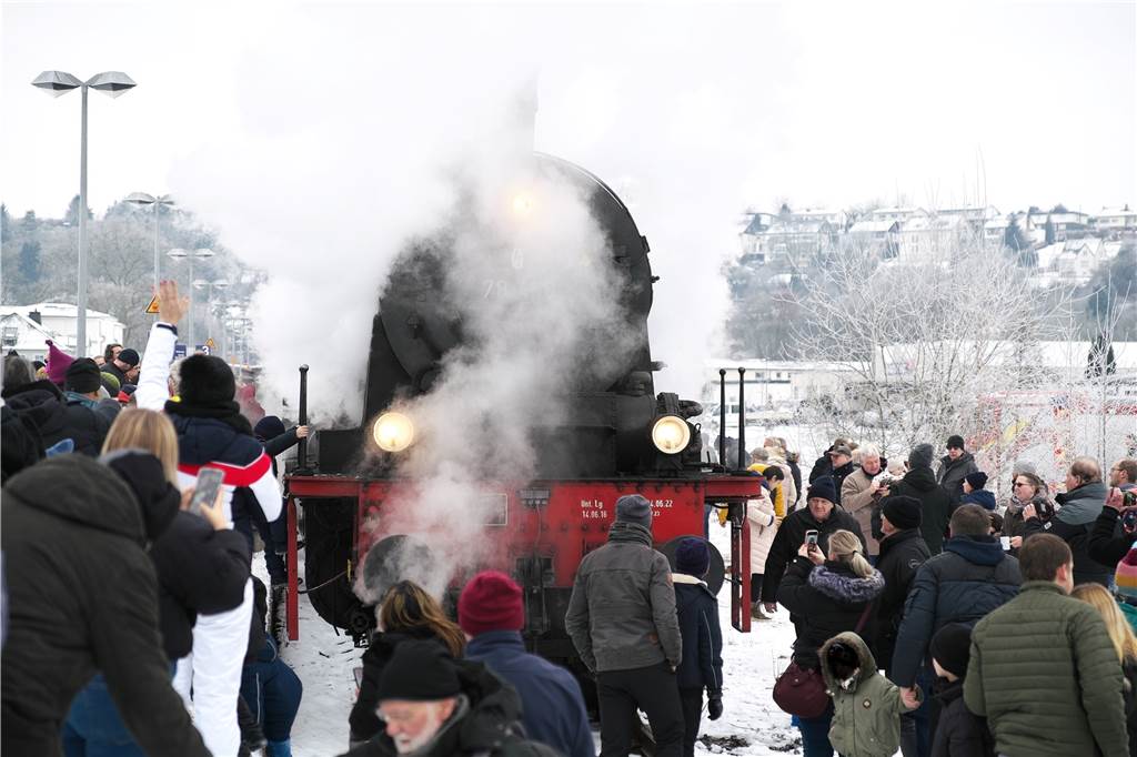 Marion Lochthove und Rainer Uhlich genießen Fahrt im nostalgischen Zug In Winterberg wird der Zug von zahlreichen Fans bestaunt.