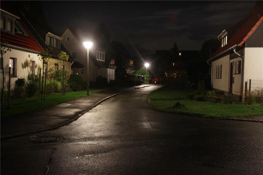 So erkennen Sie einen Einbrecher in Ihrer Nachbarschaft In Wohnsiedlungen mit kleinen Straßen gibt es meist eine gute Nachbarschaft - einer der ärgsten Feinde für Einbrecher, die trotzdem sorgfältig ihre Objekte auswählen. Meist in den dunklen Nachmittagsstunden und abends.