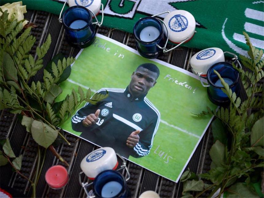 Bestürzt über Malanda-Tod - Wolfsburg im Schockzustand In Wolfsburg wird um Junior Malanda getrauert. Foto: Peter Steffen