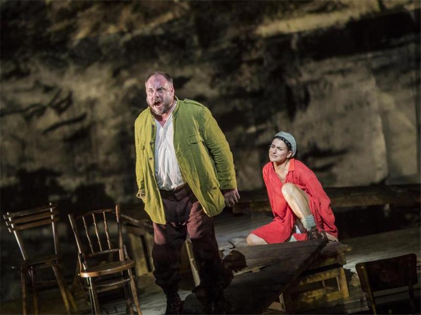 Salzburger Bilanz: Abseits der Kulinarik In "Wozzeck" wird das Grauen des Ersten Weltkriegs als szenischer Hintergrund für die Dramaturgie genutzt. Foto: Neumayr/Leo