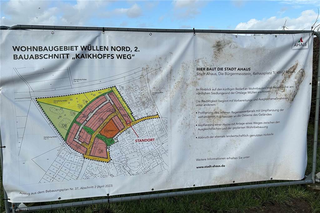 Ein Plakat mit Bebauungsplan und Infos der Stadt Ahaus zum Baugebiet Wüllen-Nord