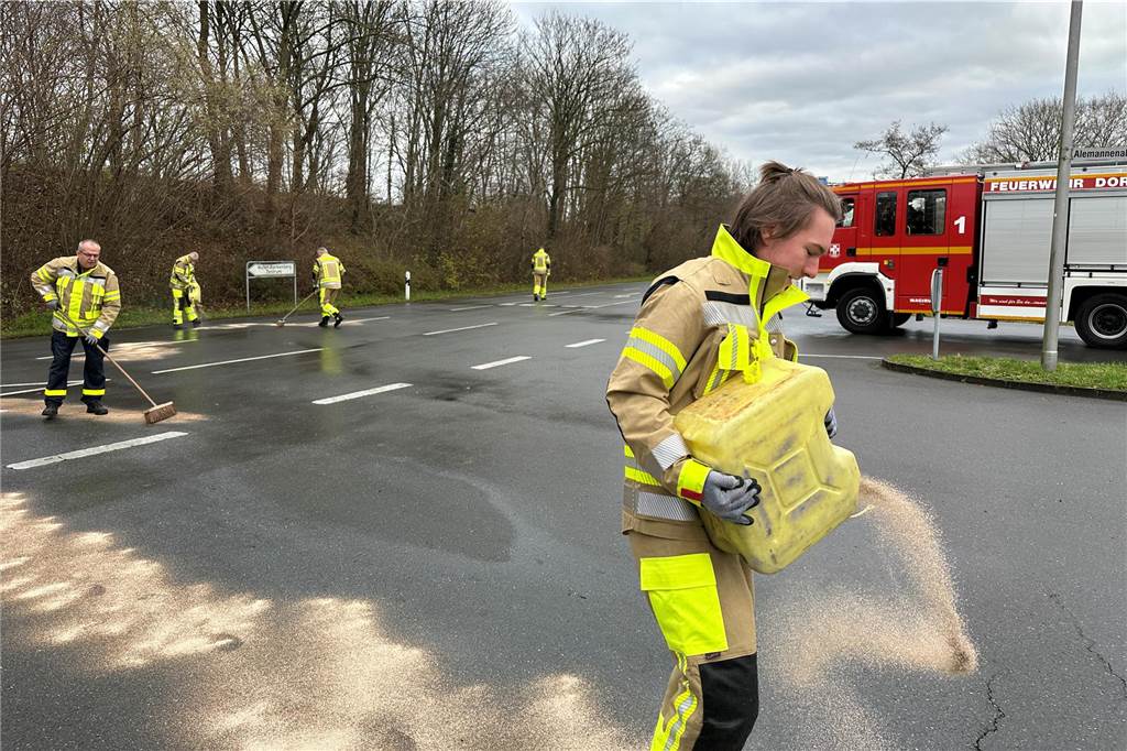 Pkw-Brand und Ölspur: Feuerwehr muss zeitgleich zu zwei Einsätzen Ölspur-Einsatz in Wulfen.