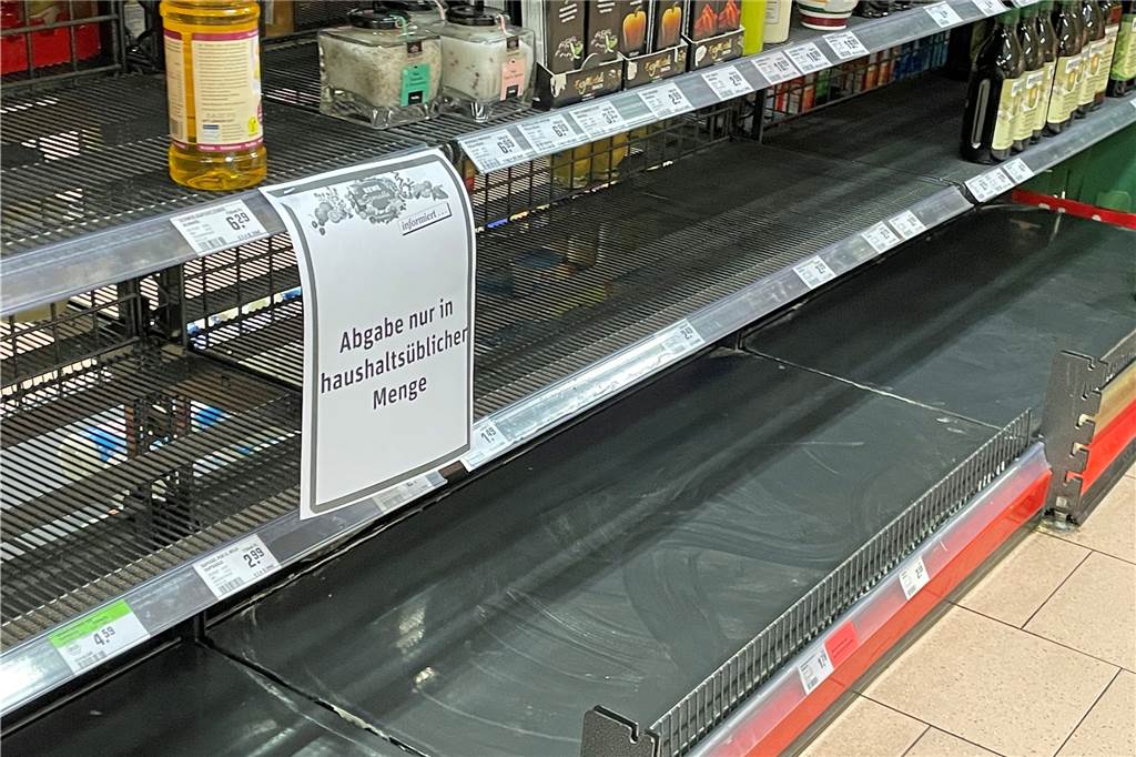 Speiseöl-Hamstern - Händler in Werne sagt: „Das ist absolut irrational“ Ein leeres Regal in einem Supermarkt.