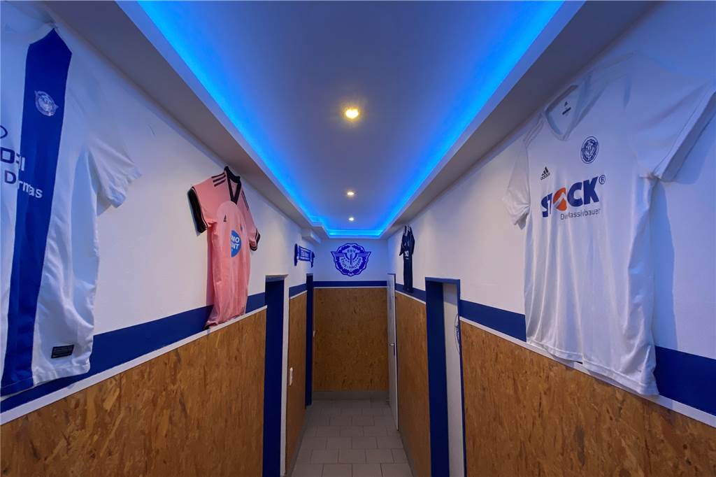 Zwei Wochen Arbeit: ETuS-Spieler bereiten große Überraschung für ihr Team vor In Zukunft könnte der Flur beim ETuS Haltern auch als kleine Hall of Fame dienen, sagt Timm Henniges.