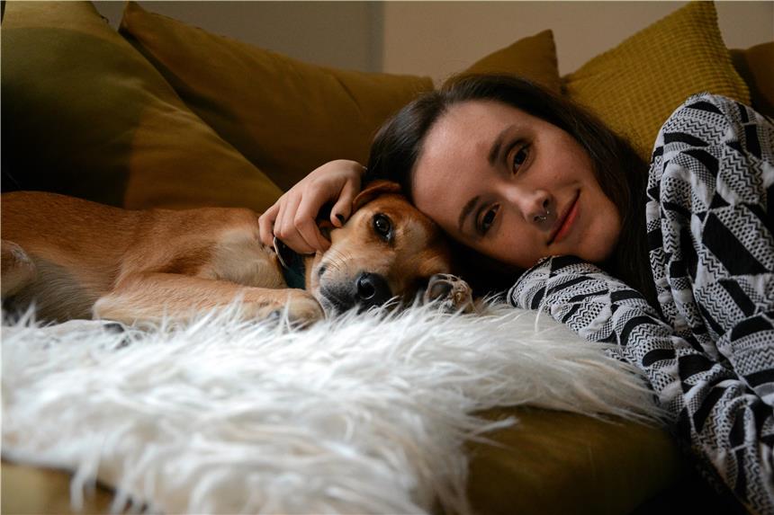 Vierbeiner Nikko hilft bei Paulinas Schlafkrankheit In Zukunft wird Hund Nikko die 18-jähige Paulina Rebbe in ihrem Alltag begleiten. Vielleicht kann er bald sogar die Prüfung zum offiziellen Assistenzhund absolvieren. Paulina Rebbe ist mit elf Jahren aus ungeklärten Gründen an der Schlafkrankheit Narkolepsie erkrankt.