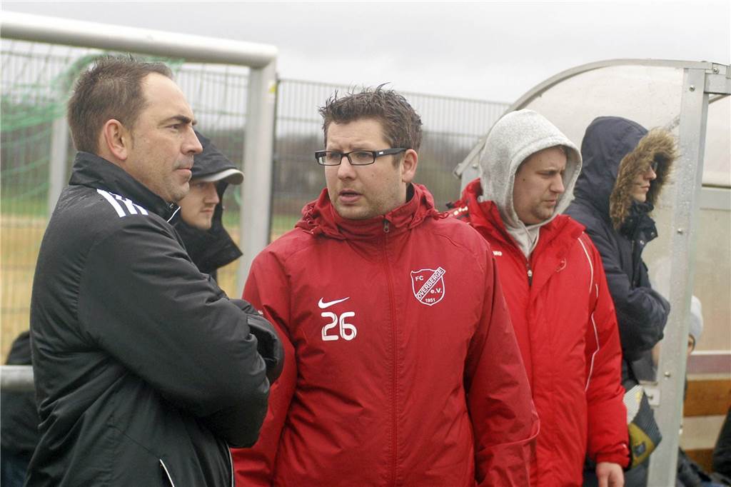 Kuriose Aussage: Co-Trainer Daniel Frieg wusste lange nicht, dass Marc Woller HSC-Coach wird In zwei Amtszeiten war Daniel Frieg (M.) schon Cheftrainer beim FC Overberge.