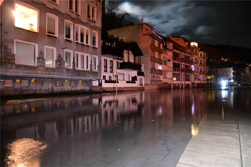 Hochwasser in NRW: Neue Warnung für die Ruhr Hochwasser überschwemmt eine Straße.