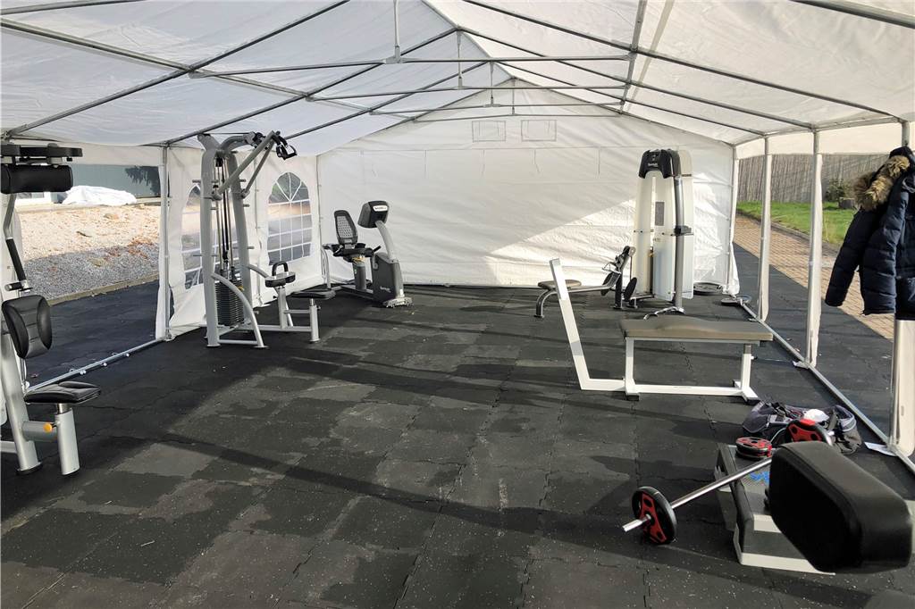 Schwitzen im Mini-Gym: Im Feel Fit in Werne kann wieder trainiert werden In zwei voneinander getrennten Zelten können Mitglieder nun wieder an verschiedenen Geräten trainieren.