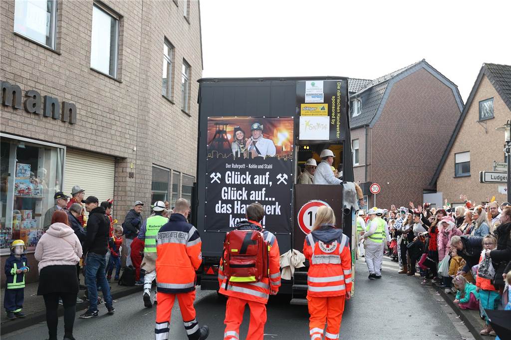 Rettungsdienst zu Karneval mit dem DRK Selm: Mitten drin statt nur dabei In Zweier- und Dreier-Teams gingen die Ehrenamtlichen vom DRK Selm im Karnevalsumzug mit.