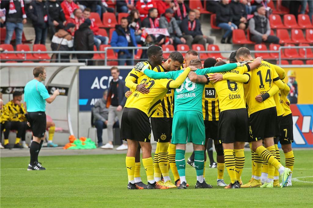 U23 des BVB kann „durchpusten“: Trainer Christian Preußer spricht über Druck und Ziele Die U23 Von Borussia Dortmund bildet auf dem Rasen in Zwickau einen Kreis.
