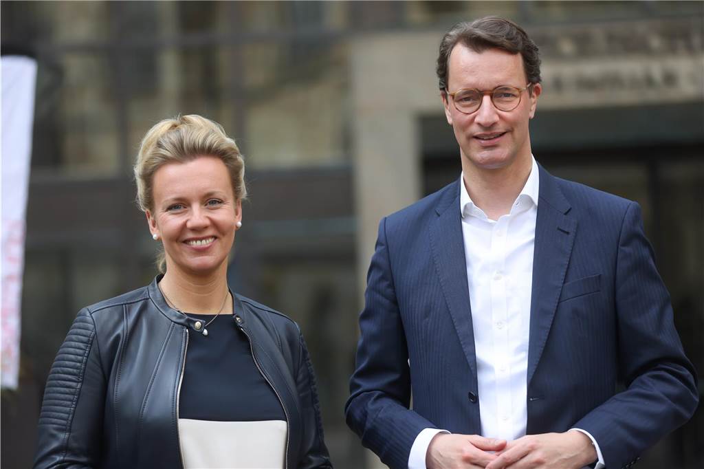 Smart Rhino: Das sind die Differenzen zwischen Stadt und Investor Ina Brandes (CDU), damals Verkehrsministerin von Nordrhein-Westfalen, und Hendrik Wüst (CDU), Ministerpräsident von Nordrhein-Westfalen, bei einem Besuch in Dortmund im April 2022.