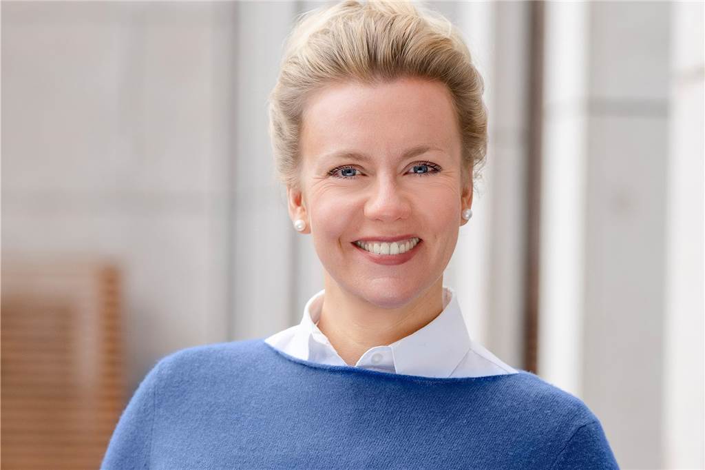 Alle Parteien überlegen: Wer kann 2025 Oberbürgermeister werden? Ina Brandes, Ministerin in Nordrhein-Westfalen, schaut in die Kamera.