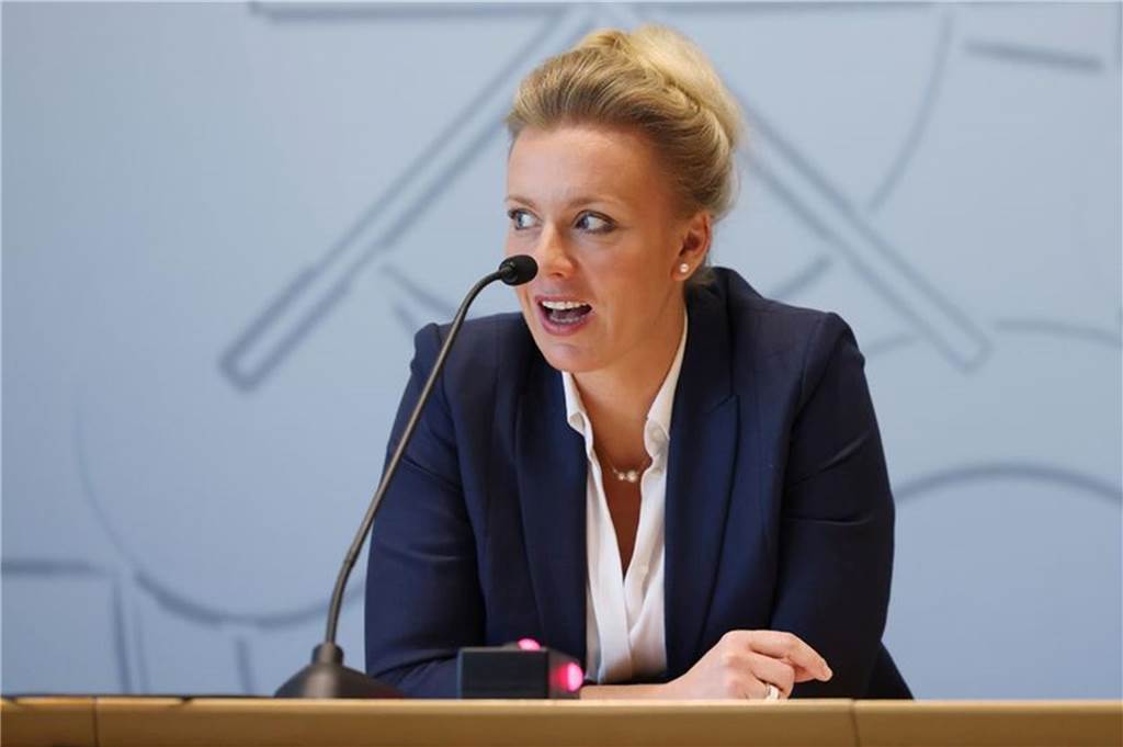 Cyber-Attacken: Hochschulen sehen eine Bedrohung wie nie zuvor Ina Brandes (CDU) ist gebürtige Dortmunderin und Wissenschaftsministerin von Nordrhein-Westfalen. Alle Hochschulen in NRW, so erklärte sie jetzt im Landtag, seien in den vergangenen fünf Jahren von Hackern angegriffen worden.