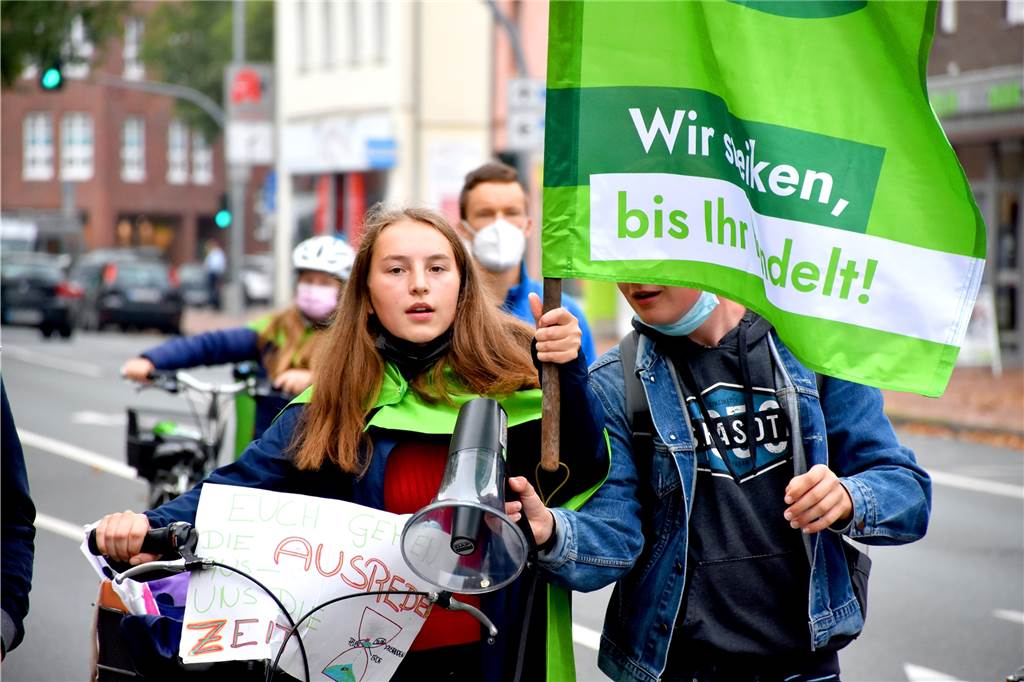 Knapp 100 Demonstranten beteiligen sich an „Fridays for Future“ in Ahaus Ina Elpers (17) eine der Organisatorinnen der Demonstration ist zufrieden. Für den Neustart nach den Einschränkungen durch das Coronavirus sei die Resonanz sehr gut gewesen.