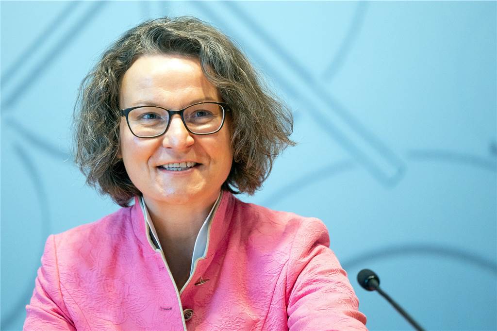 Ein Geldgeschenk zu Weihnachten für die Kommunen im Kreis Unna Ina Scharrenbach (CDU) aus Kamen ist Ministerin für Heimat, Kommunales, Bauen und Gleichstellung von Nordrhein-Westfalen.