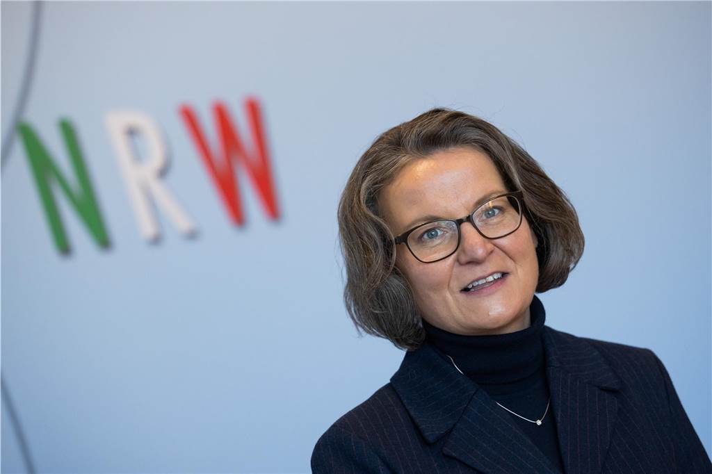 Abrechnungsaffäre: Land NRW greift beim Ersatz von Verdienstausfall ein Ina Scharrenbach ist Kommunalministerin in Nordrhein-Westfalen.