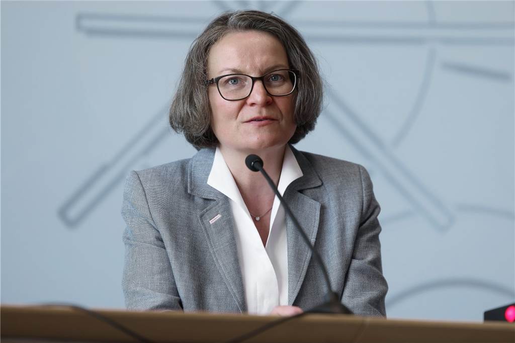 Viele NRW-Minister haben Nebenjobs: Wer wo noch etwas dazu verdient - die Gehälter beim Land Ina Scharrenbach (CDU), Kommunalministerin von Nordrhein-Westfalen
