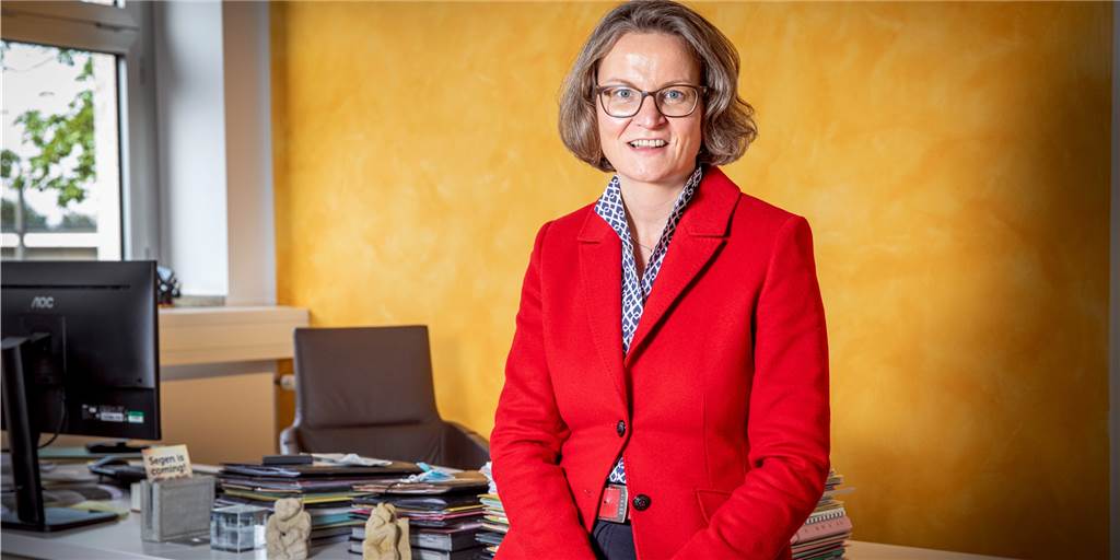 Ina Scharrenbach (CDU), Ministerin für Heimat, Kommunales, Bauen und Gleichstellung, in ihrem Büro.