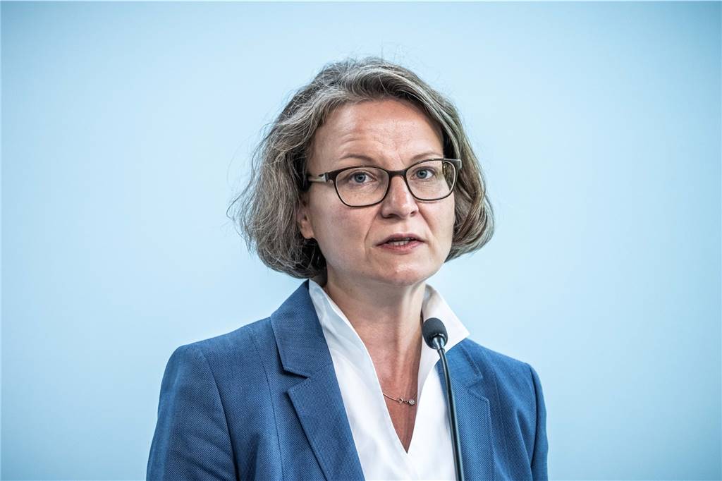 Laschet soll Nachfolge in NRW selbst klären - Wüst aussichtsreicher Kandidat Ina Scharrenbach (CDU), Nordrhein-Westfalens Ministerin für Heimat, Kommunales, Bau und Gleichstellung, steht neben Wüst ebenfalls in der engeren Auswahl.