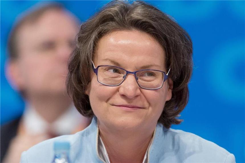 Ministerium: Übernachtungen in Kitas weiter möglich Ina Scharrenbach (CDU) sitzt auf dem Podium beim Parteitag der NRW-CDU. Foto: Friso Gentsch/Archiv