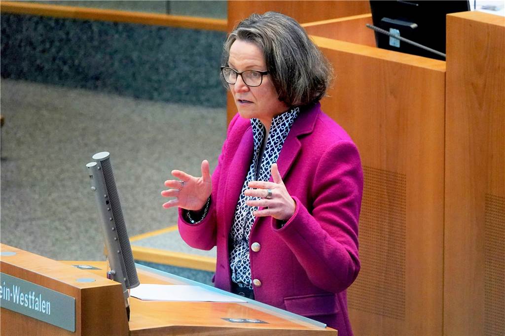 Ina Scharrenbach (CDU) , Kommunalministerin von Nordrhein-Westfalen, spricht im NRW-Landtag in Düsseldorf. 